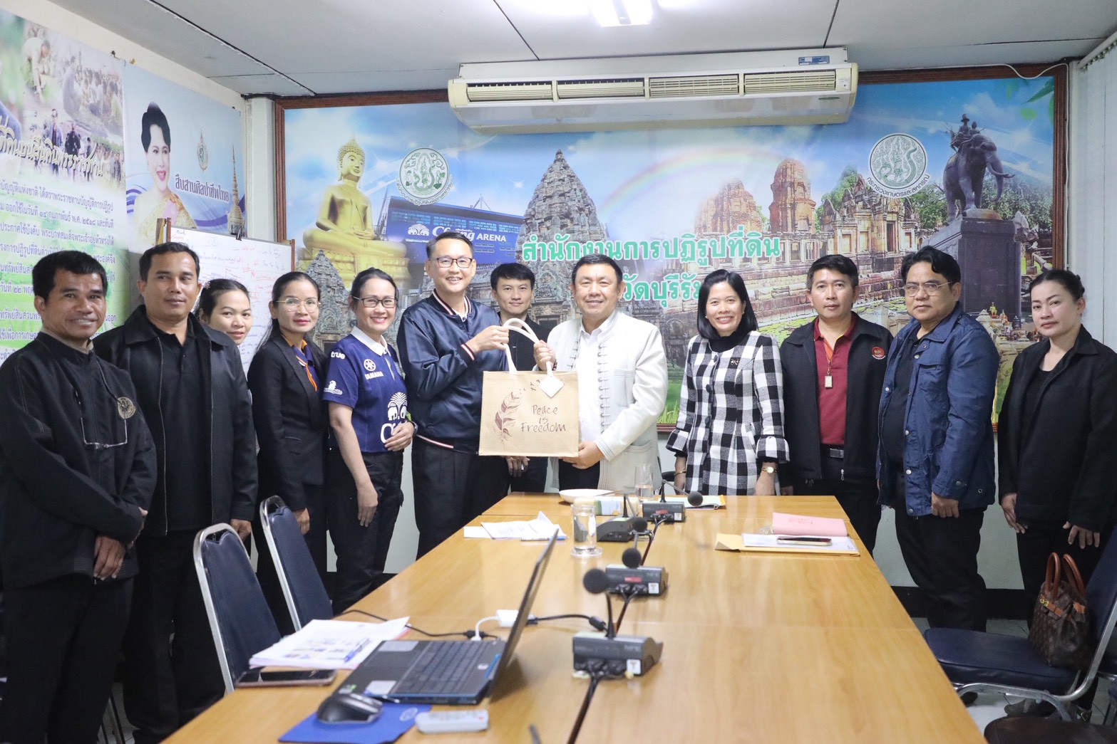 title - เลขาธิการ ส.ป.ก. ตรวจเยี่ยม ส.ป.ก.บุรีรัมย์ ในวาระองคมนตรี เป็นประธานในการเปิดสำนักงานสถานีวิจัยการเกษตรและพัฒนาโครงการหลวงโนนดินแดง ณ จังหวัดบุรีรัมย์